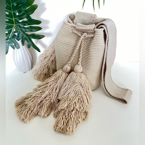 Beige Cream Handwoven Tassel Bucket Bag - Mochila Crossbody Bag - Trendy Bag - Picture 4 of 10